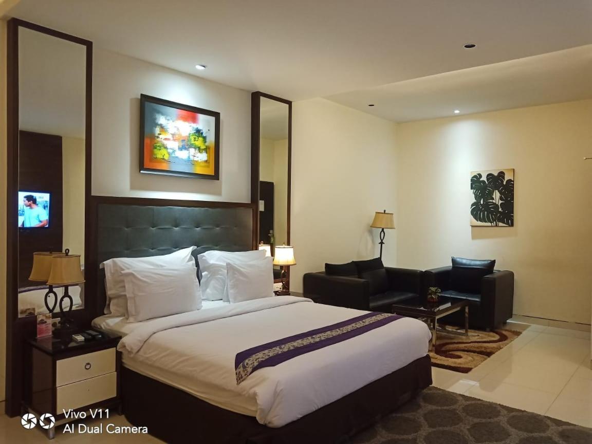 Ayla City Hotel Sorong Extérieur photo