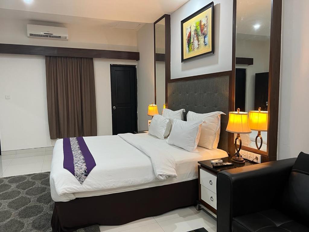 Ayla City Hotel Sorong Extérieur photo